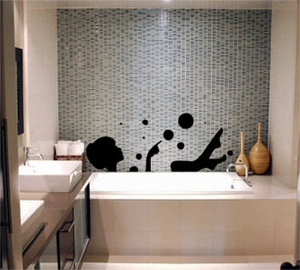 Sticker femeie cada de baie